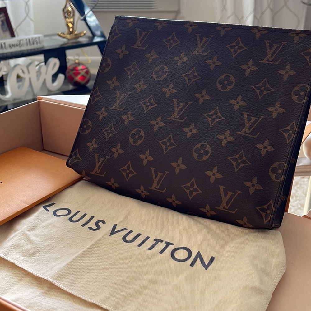 Authentic Gently used Louis Vuitton Poche Toilette NM